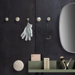 Muuto Patère Dots Metal, Lot De 5, Laiton 7 Muuto Patère Dots Metal, Lot De 5, Laiton -Muuto 21Muuto iso HV 2