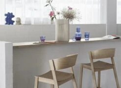 Muuto Tabouret De Bar Cover, 75 cm, Noir 11 Muuto Tabouret De Bar Cover, 75 cm, Noir -Muuto Cover bar stool 75 oak raise carafe glass indigo ridge h35 off white muuto org 2