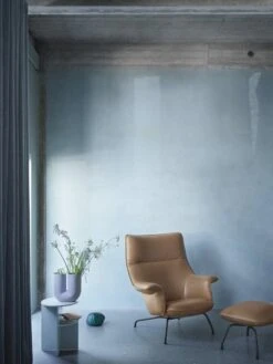 Muuto Fauteuil Lounge Doze, Cuir Cognac - Anthracite -Muuto Doze lounge chair ottoman cognac leather anthracite black halves side table sage green kink vase light blue muuto med res 1