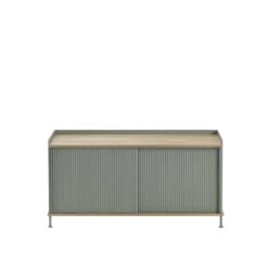Muuto Buffet Enfold, Bas, Chêne - Vert Poussiéreux -Muuto Enfold Sideboard low oak dusty green front Muuto 5000x5000 hi res 2815029