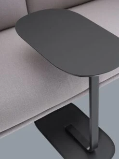 Muuto Table D’appoint Relate, Noir -Muuto Relate side table black outline 2 seater highback vidar 143 detail Muuto 5000x6667 hi res cb