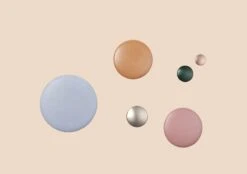 Muuto Patère Dots Ceramic, Bleu Clair -Muuto The Dots group ceramic metal Muuto 5000x3516 hi res cb 5