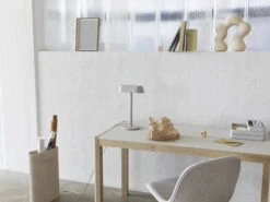 Muuto Table Workshop, 130 x 65 cm, Chêne - Linoléum Gris Chaud -Muuto Workshop table 130 65 warm grey oak fiber side clay 12 ridge H48 5 linear table lamp arrange grey muuto org