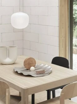 Muuto Table Workshop, 140 x 92 cm, Chêne - Placage Chêne -Muuto Workshop table 140 oak wave tray kink sand workshop chair oak oregon pine black rime grey 25 ply rug burnt orange muuto org 150 1