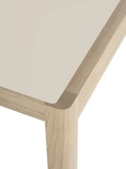 Muuto Table Workshop, 140 x 92 cm, Chêne - Linoléum Gris Chaud -Muuto Workshop table warm grey linoleum oak detail 2 Muuto 5000x6667 2