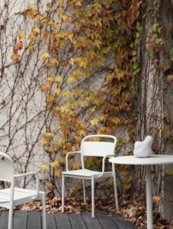 Muuto Fauteuil Linear Steel, Blanc Cassé -Muuto linear steel armchair linear steel cafe table 70 off white muuto org 150
