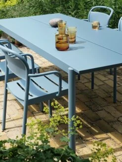 Muuto Table Linear Steel, 140 x 75 cm, Bleu Pâle -Muuto linear steel armchair table 220 pale blue raise carafe glass burnt orange muuto org 1