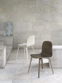 Muuto Chaise Visu, Base En Bois, Teinté Marron Foncé -Muuto visu chair stained dark brown visu chair sand muuto org